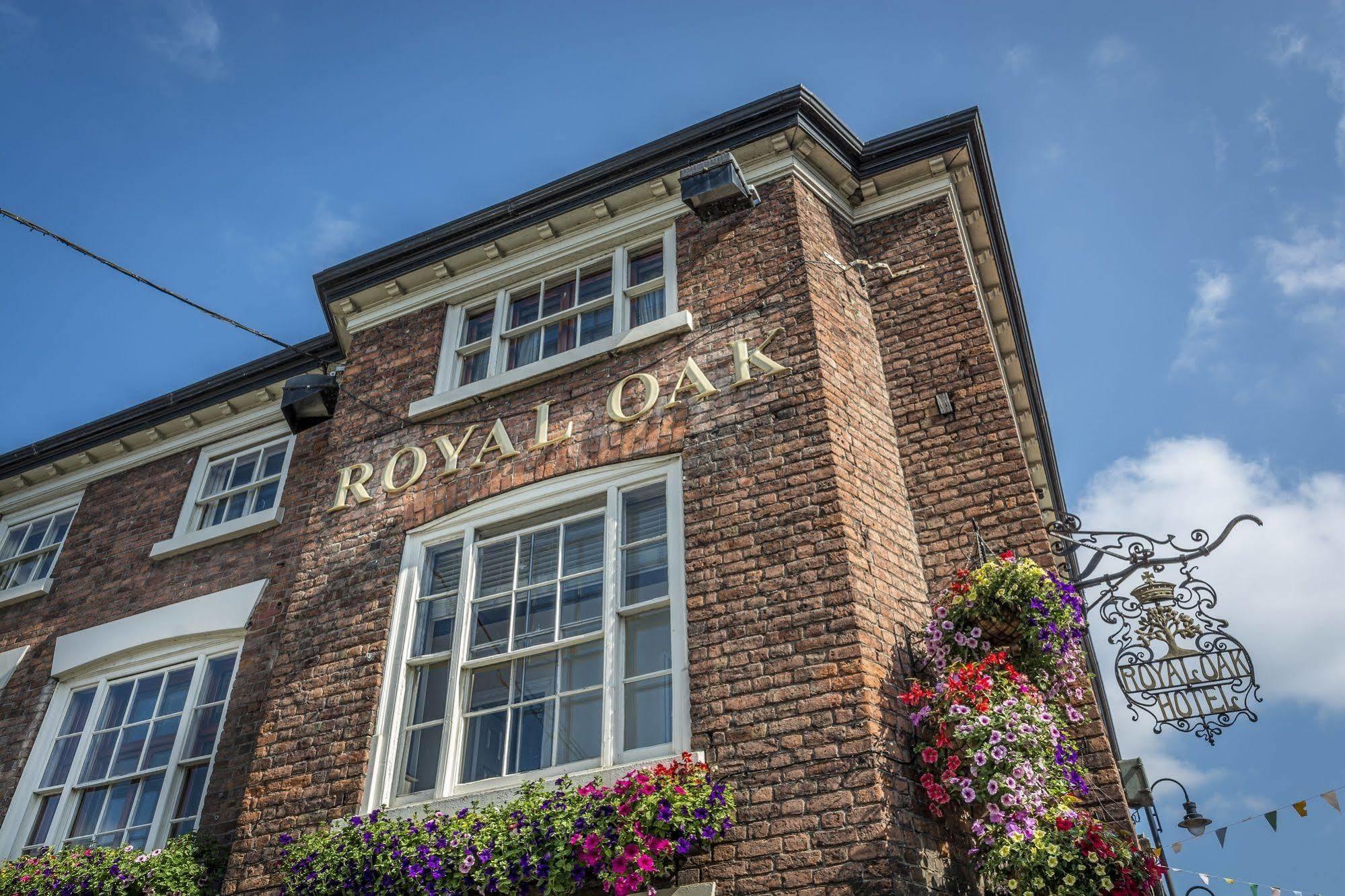 The Royal Oak Hotel, Welshpool, Mid Wales Экстерьер фото